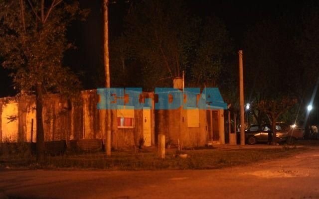 Los Hornos: Investigan la muerte de un hombre que fue apuñalado en el cuello en una presunta pelea familiar