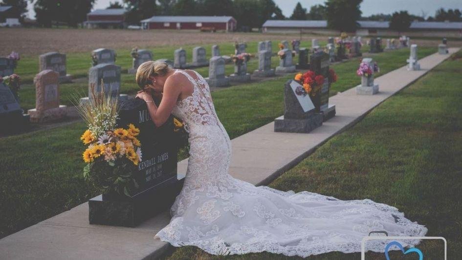 Se iba a casar, murió el novio y celebró la boda en el cementerio