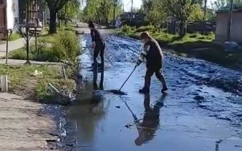 Vecinos en jaque por la acumulación de agua y barro en Villa Argüello