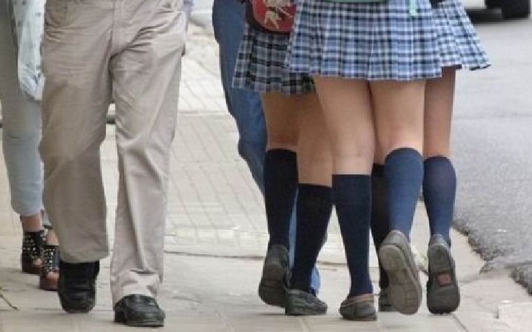 Escándalo en Pilar por un colegio católico que prohíbe las polleras