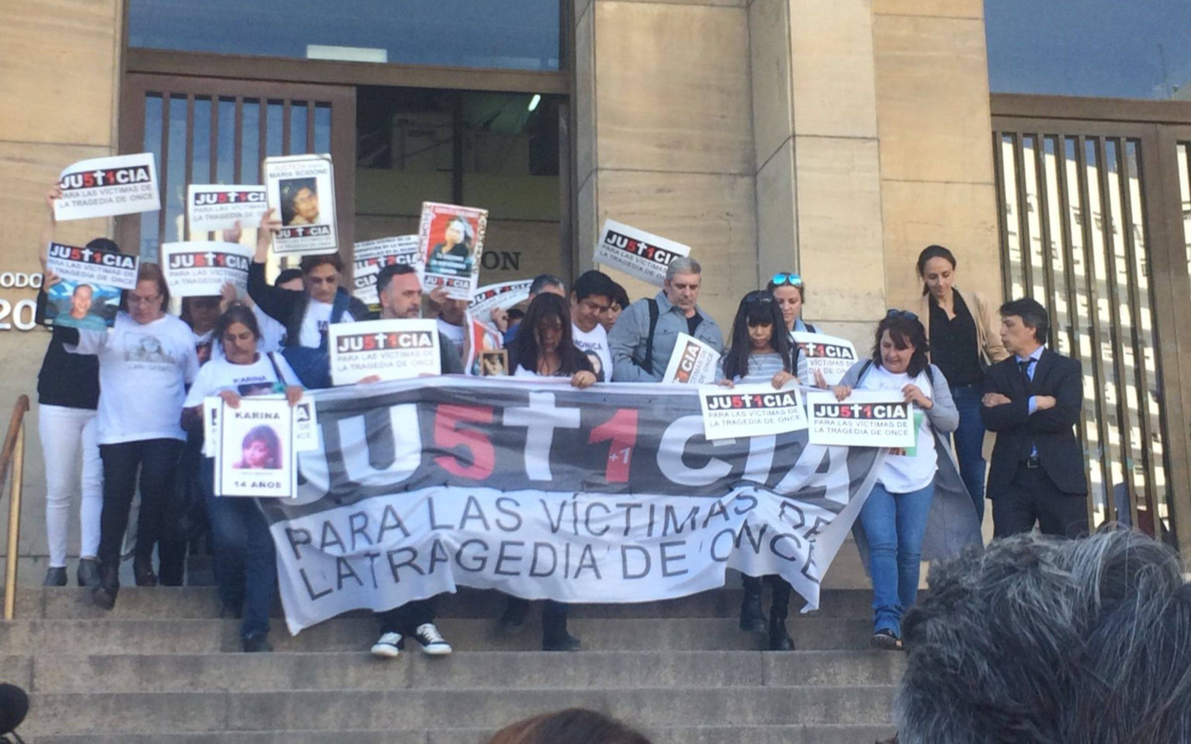 Entre emoción y dolor: para familiares de las víctimas "es una condena histórica"