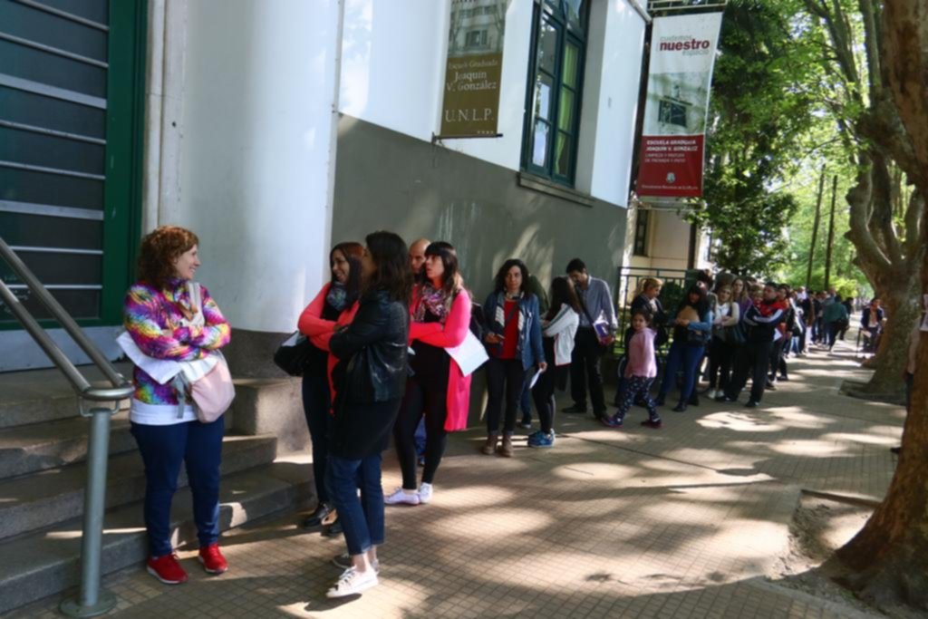 Las colas frente a la Escuela Anexa, un clásico que se repite cada año