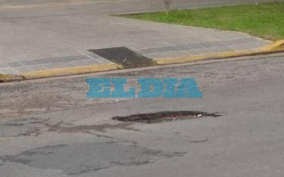 En la zona de 25 y 60 circulan a los saltos por los enormes baches