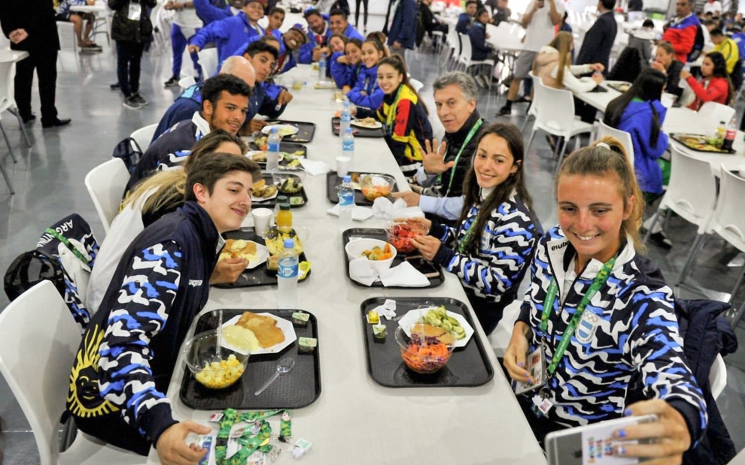 Deportistas argentinos que participan de los JJOO almorzaron con el presidente