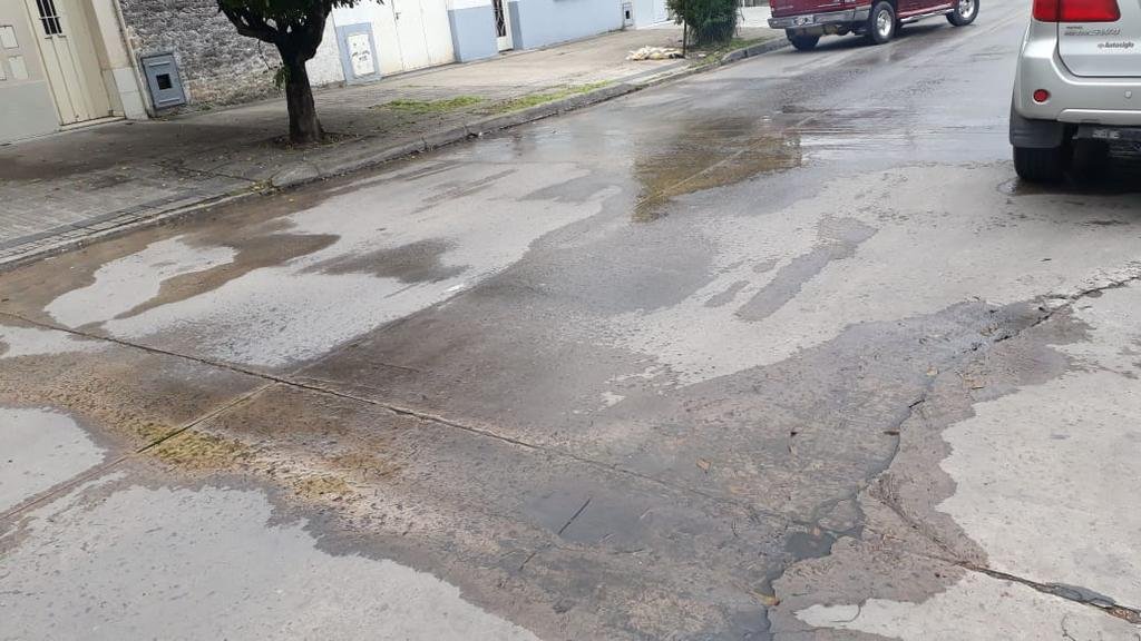 Quejas por pérdidas de agua en el barrio La Loma