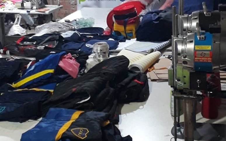 Secuestraron 1.500 prendas de vestir apócrifas y 20 máquinas de coser industriales
