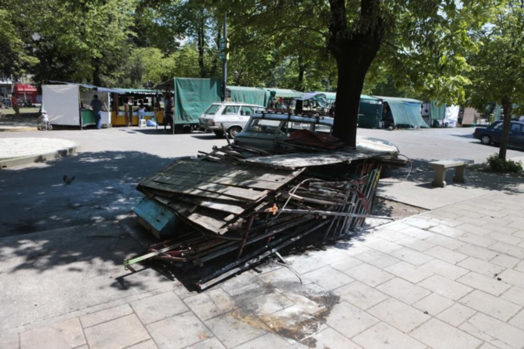 Vandalismo y destrucción de un puesto de artesanos en Plaza Italia