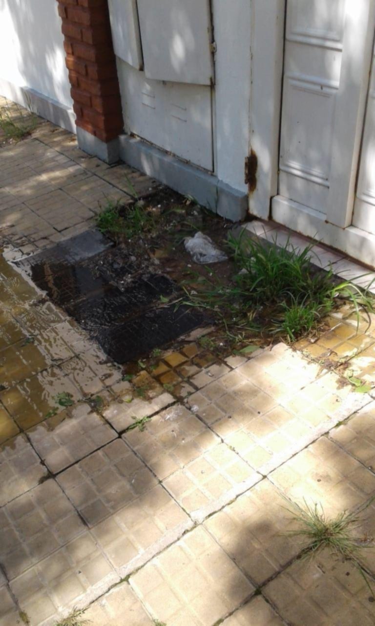 Una pérdida de agua rompió la vereda y afecta la presión