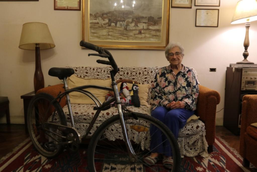 A los 93 años, solidaria, busca bicicletas para ayudar a los chicos del norte del país