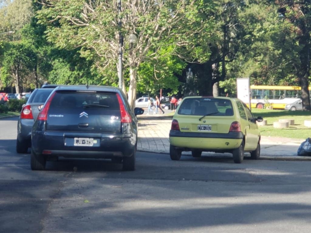 Otro clásico del Bosque: el estacionamiento indebido