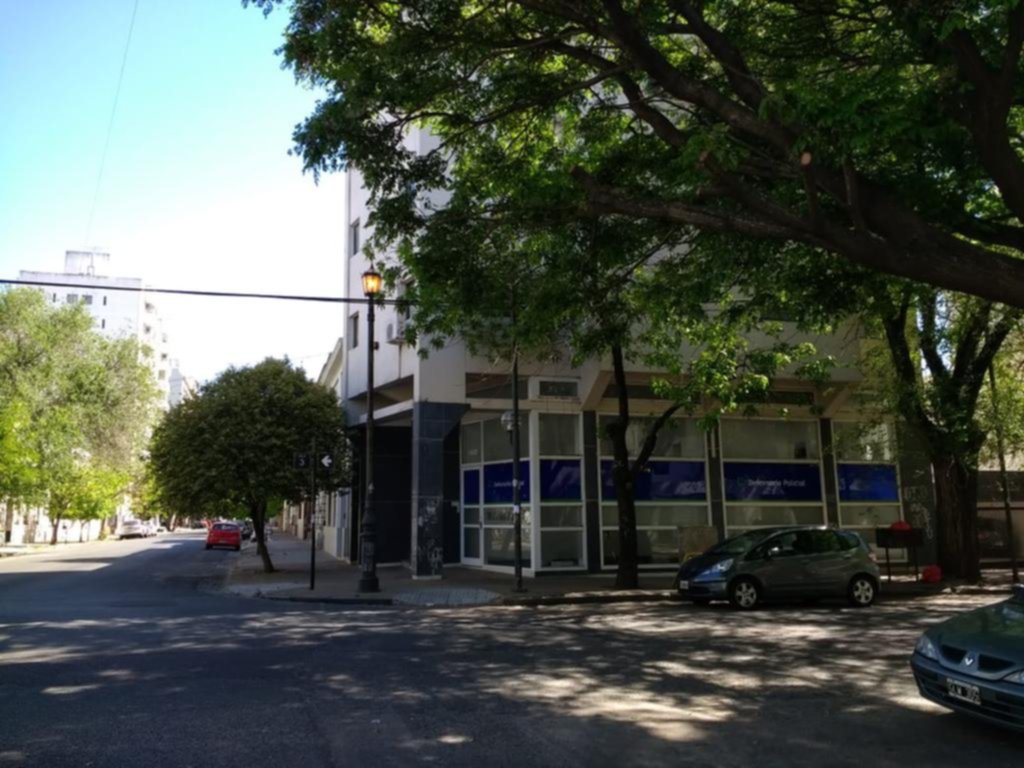Un gasto de luz sin sentido en la esquina de 3 y 50