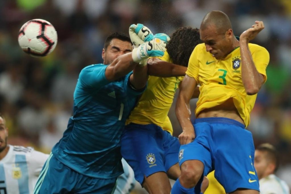 Argentina sin juego asociado y Brasil se lo ganó por una cabeza en el último suspiro