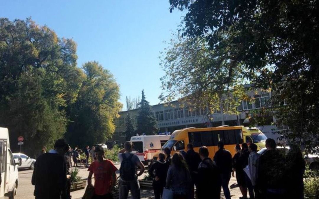 Un estudiante provocó la muerte de al menos 18 personas en una escuela de Crimea