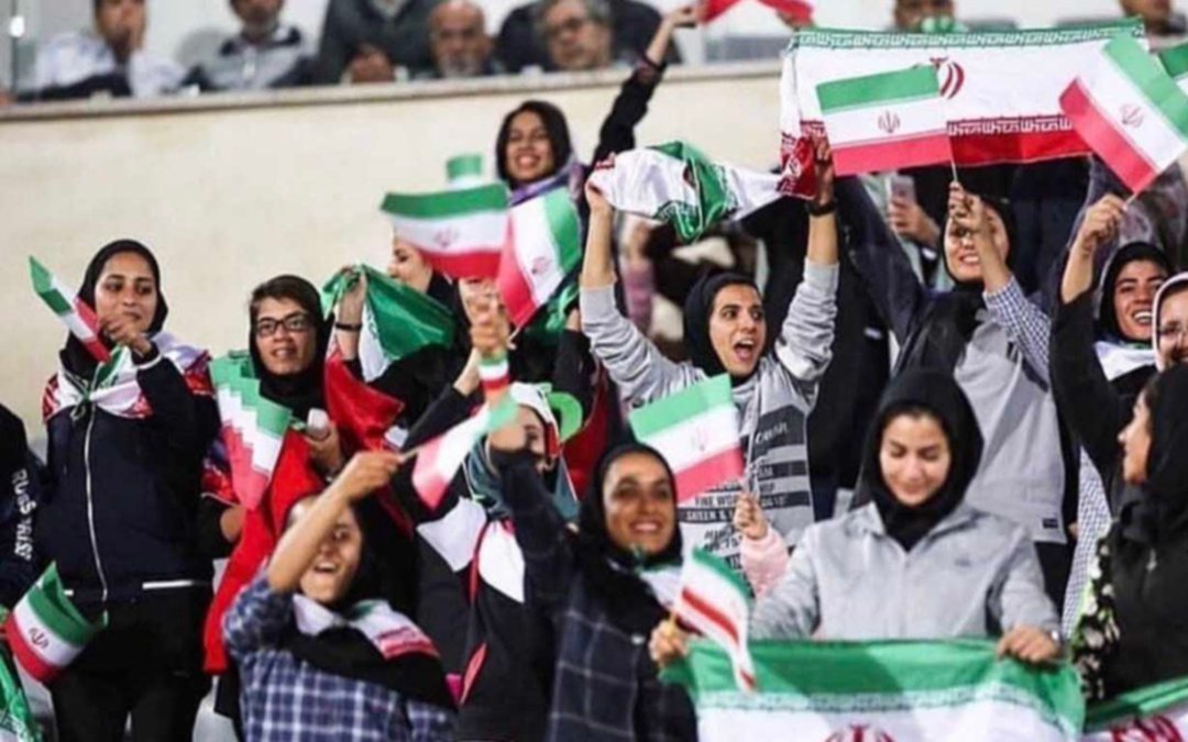 Las mujeres lograron algo histórico en Irán: ingresaron a un estadio de fútbol tras 40 años