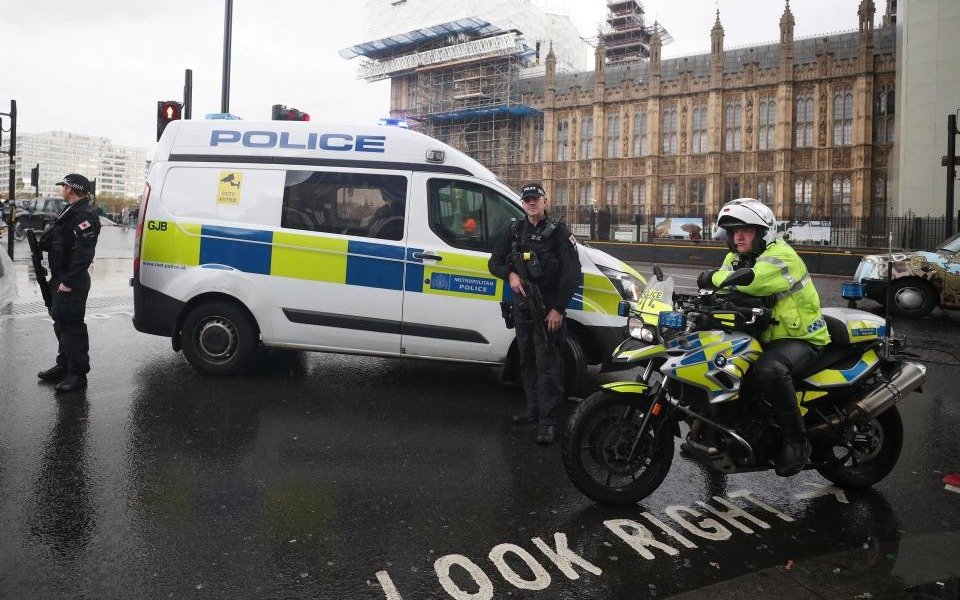  Alarma en Londres por hallazgo de paquete sospechoso cerca del parlamento británico