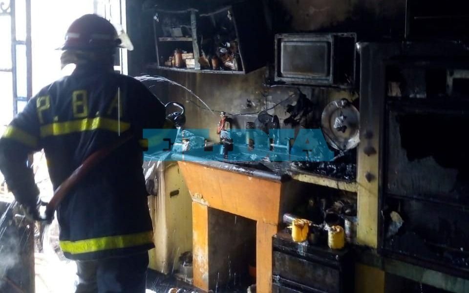 En Tolosa: quiso quemar unos papeles pero el fuego se propagó por toda su casa