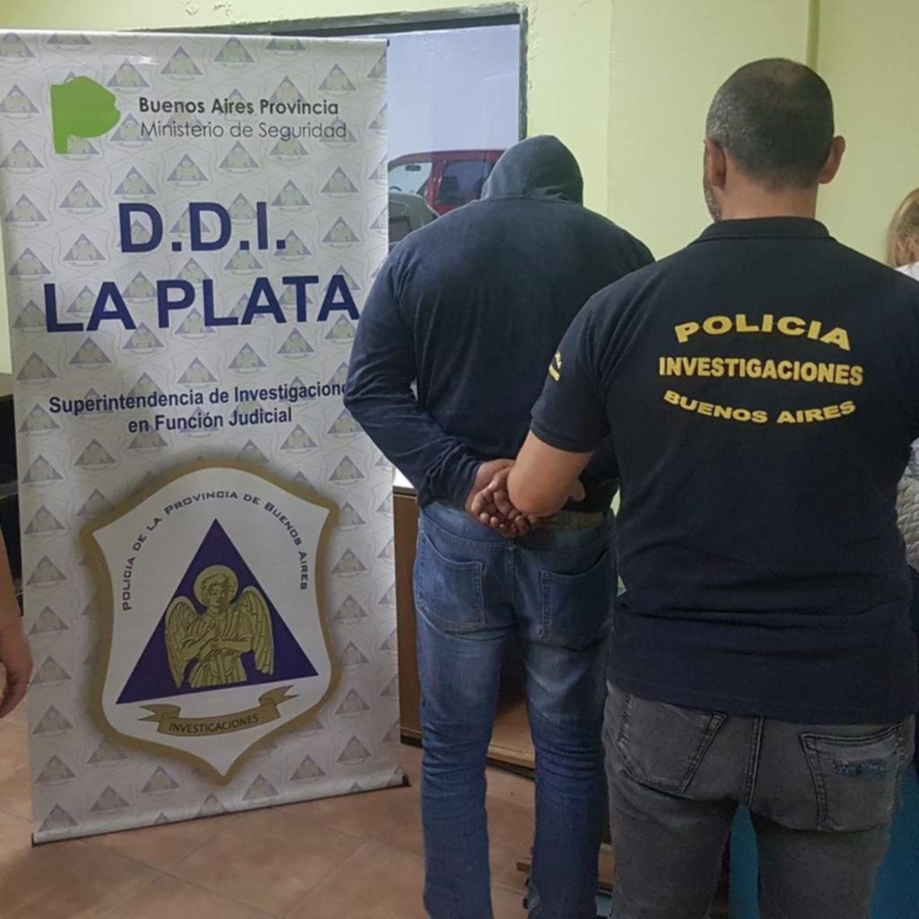 Lo buscaban por apuñalar a dos hombres y cayó por empujar un auto