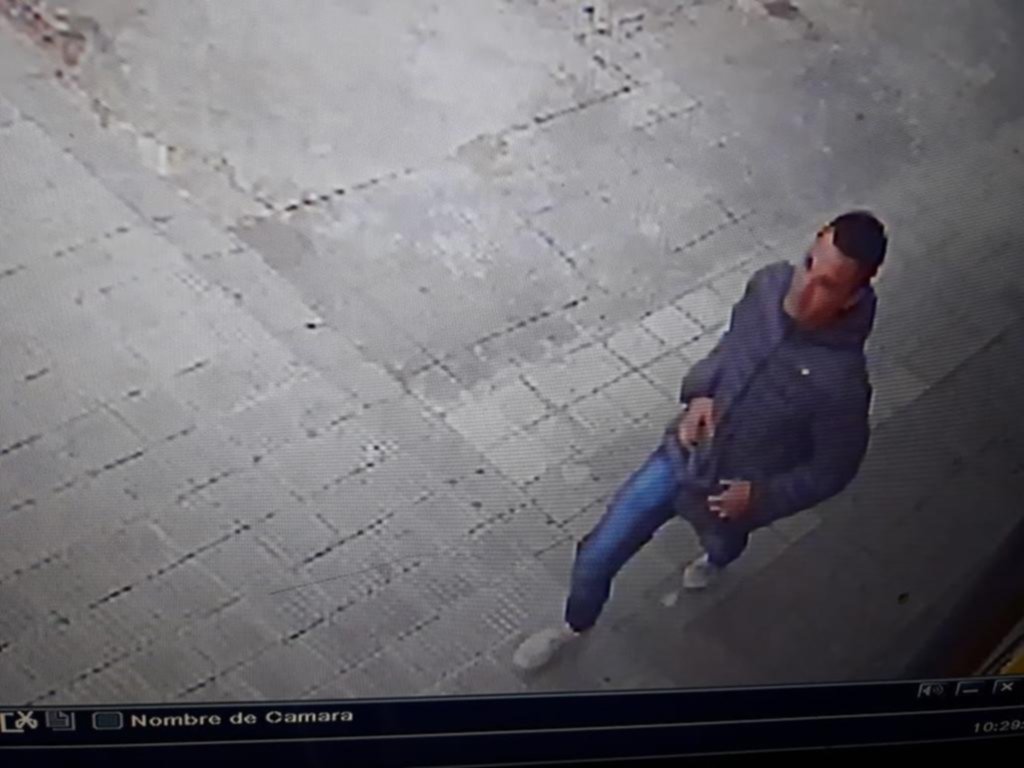 Buscan a ladrón que atacó dos locales, golpeó a un empleado y quedó filmado