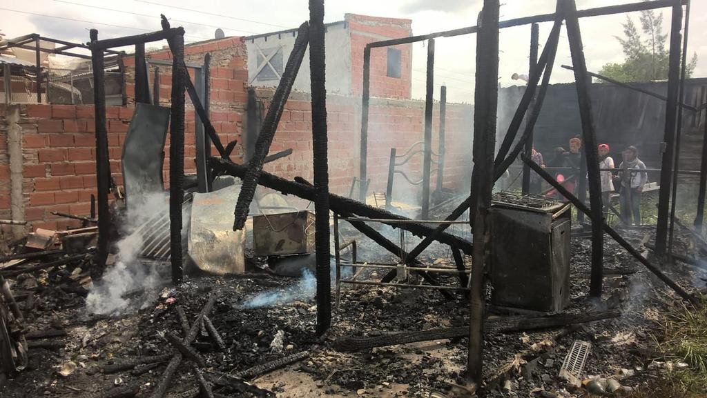 El fuego devoró varias casas y un centro comunitario en Melchor Romero