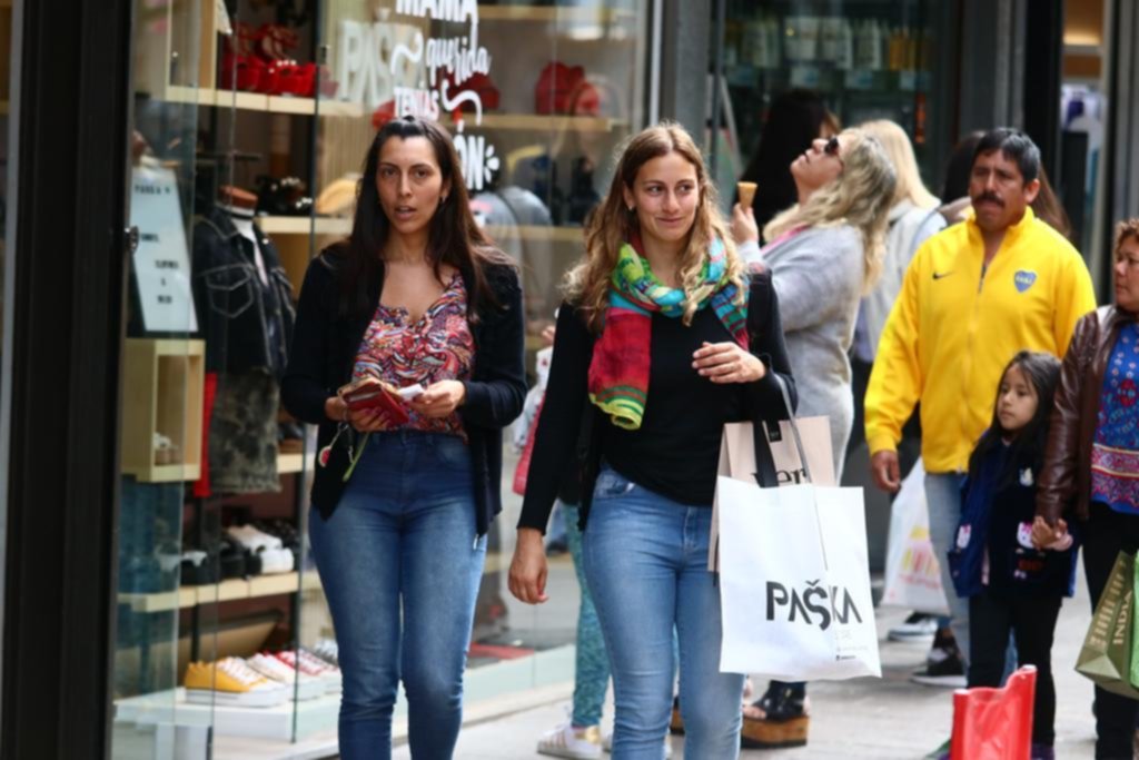 Fuerte movimiento comercial en la Ciudad para elegir el mejor regalo para las madres