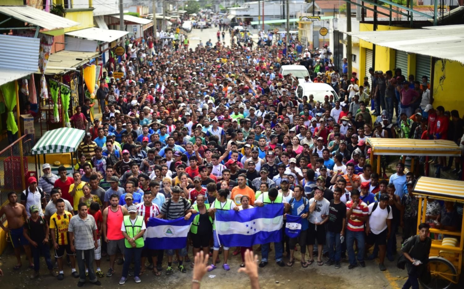 Miles de hondureños marchan por México en caravana migrante hacia EE.UU