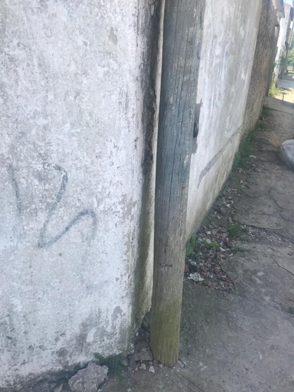 Peligro por un poste “pegado a la pared” en 166 y 82