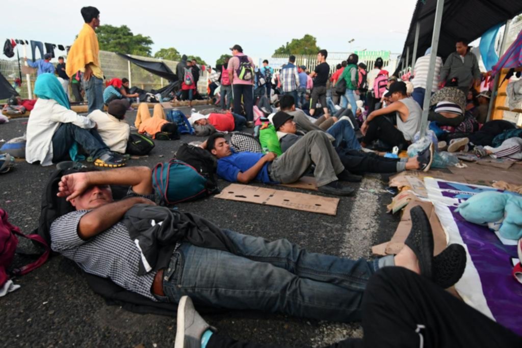 La caravana de inmigrantes no se detiene pese a las amenazas de Trump