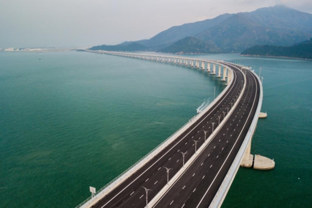 Inauguran en China el puente sobre el mar más largo del mundo: tiene 55 kilómetros