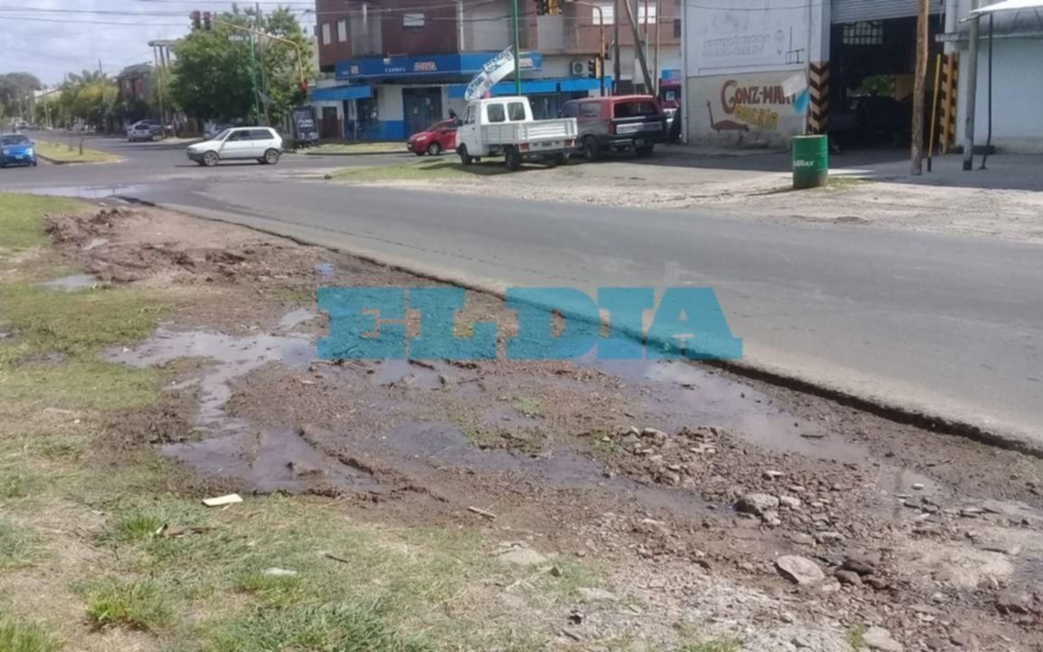 Vecinos sin respuesta por una pérdida de agua enorme en 1 y 80