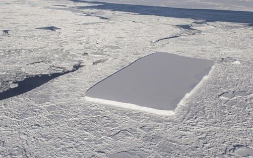 El llamativo y espectacular iceberg que la NASA descubrió en la Antártida