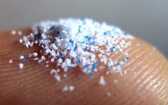 ¡Alerta! Investigadores encontraron microplásticos en heces humanas 