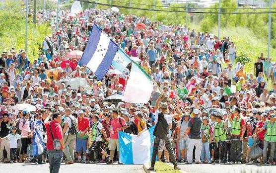Los migrantes hondureños reanudan su caminata hacia la frontera con EE.UU