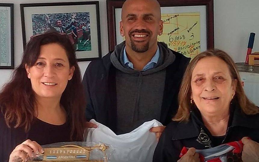 Verón le entregó a la familia de Bilardo obsequios aniversario