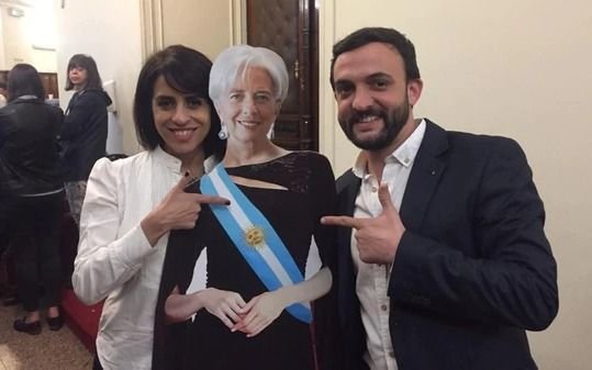 Gases lacrimógenos, banderas de EE.UU. y una figura de Lagarde en el edificio del Congreso