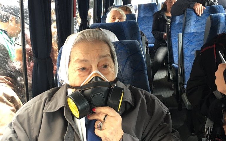 Hebe de Bonafini fue a la marcha en el Congreso con una máscara antigás 
