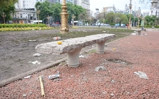 La plaza del Congreso sufrió graves daños materiales
