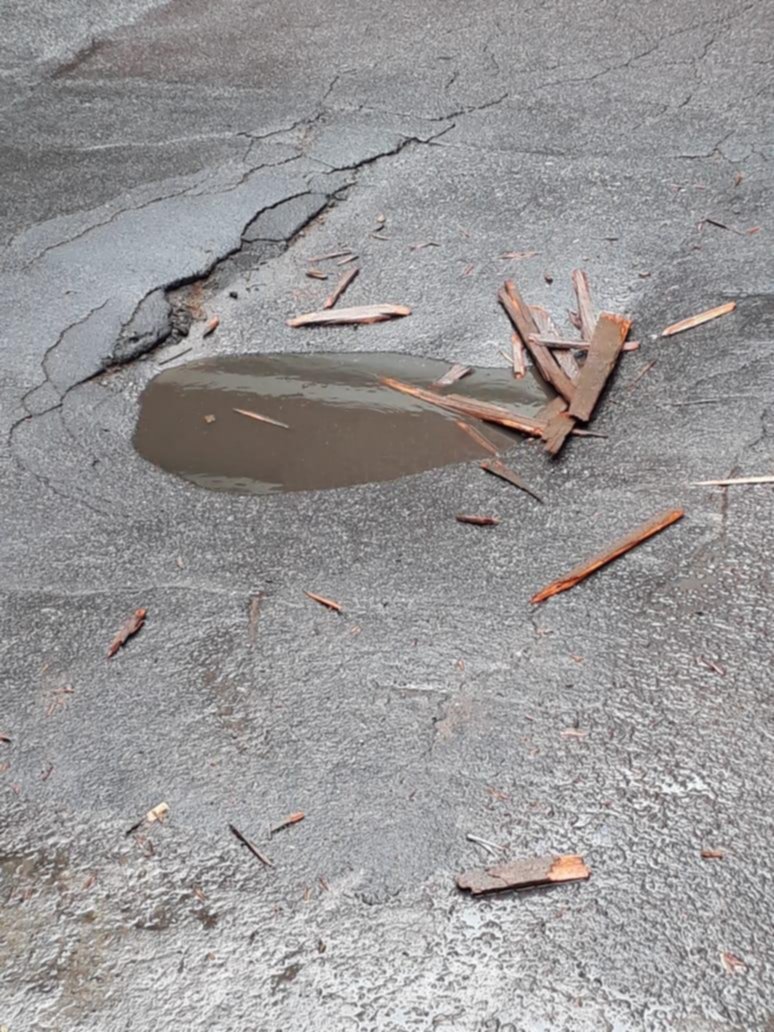Otro tremendo bache “rompeautos” en calle 11
