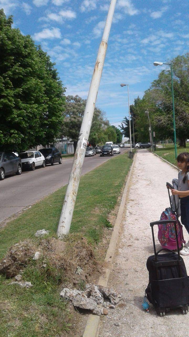 Un poste inclinado mete miedo en 32, 118 y 119