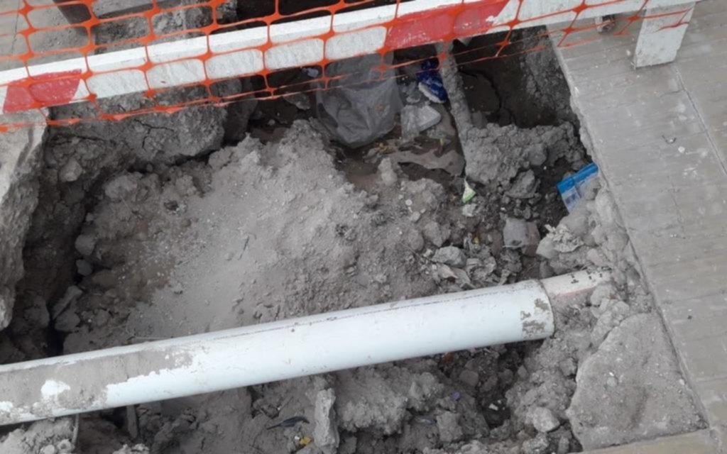 Trastornos por una vereda rota por Absa en El Dique