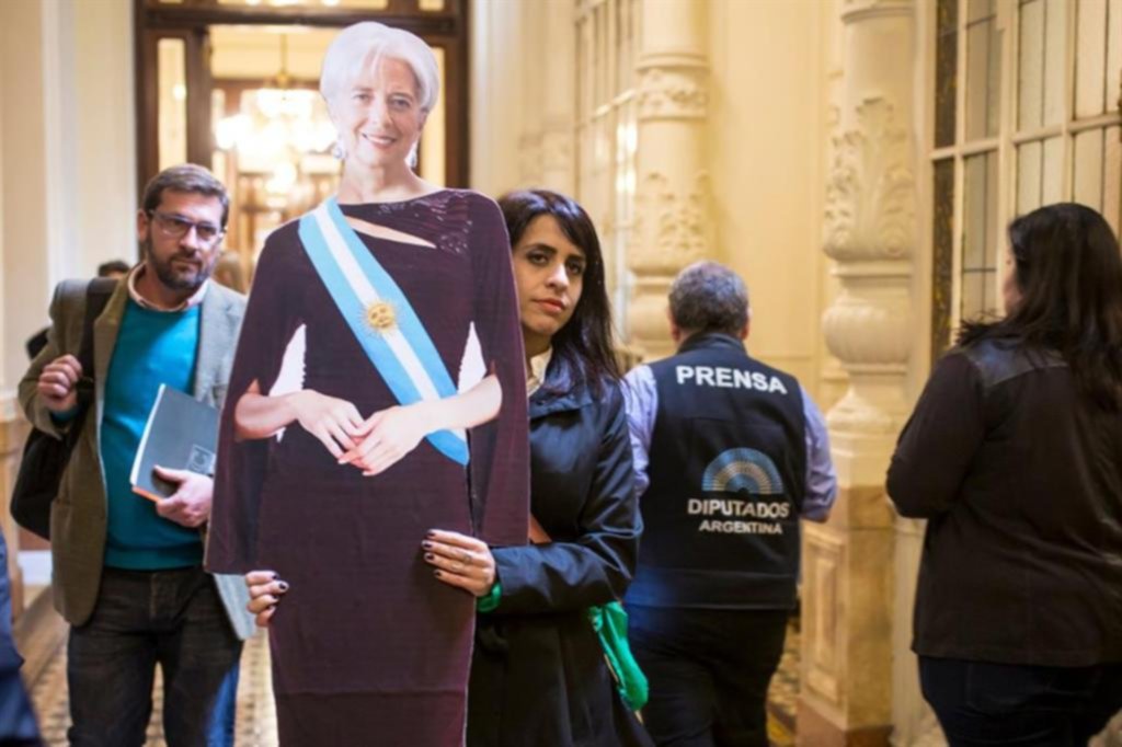 Donda llevó a Lagarde, banderas de EE UU y Hebe, enmascarada