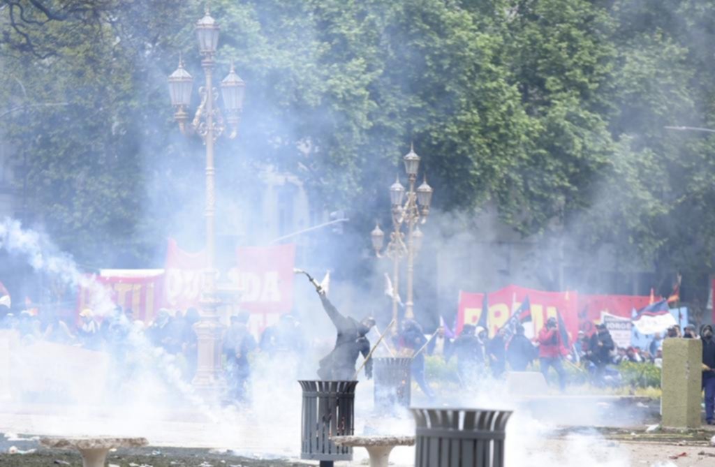 Otra vez los morteros caseros, balas de goma y serios destrozos