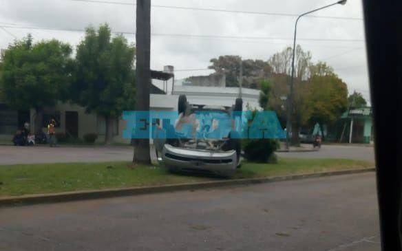 Choque, vuelco y gran susto en diagonal 74 y 28