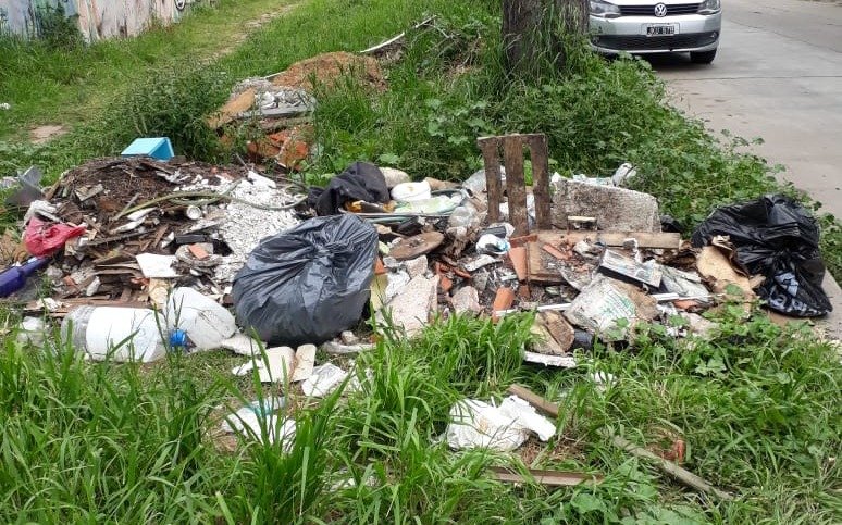 Denuncian enorme basural en 4 y 524