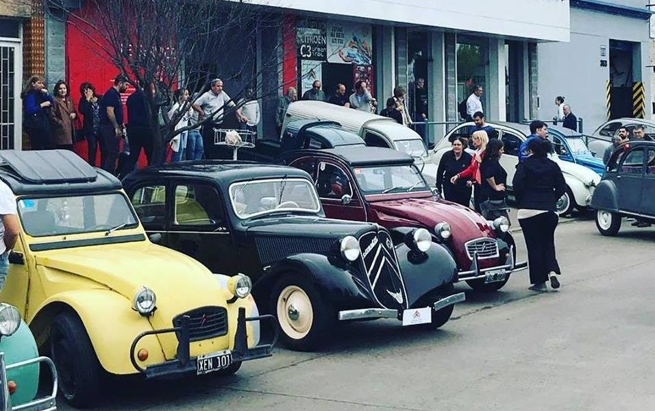 Los amigos de Citroën salieron de caravana para conmemorar los 70 años del mítico 2 CV