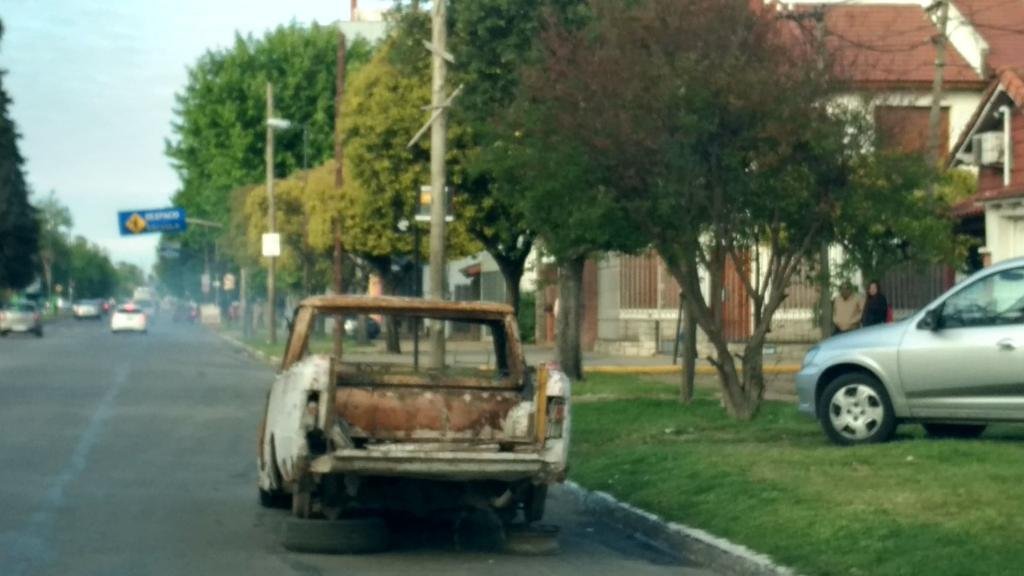 Abandonado y quemado, una complicación para el tránsito