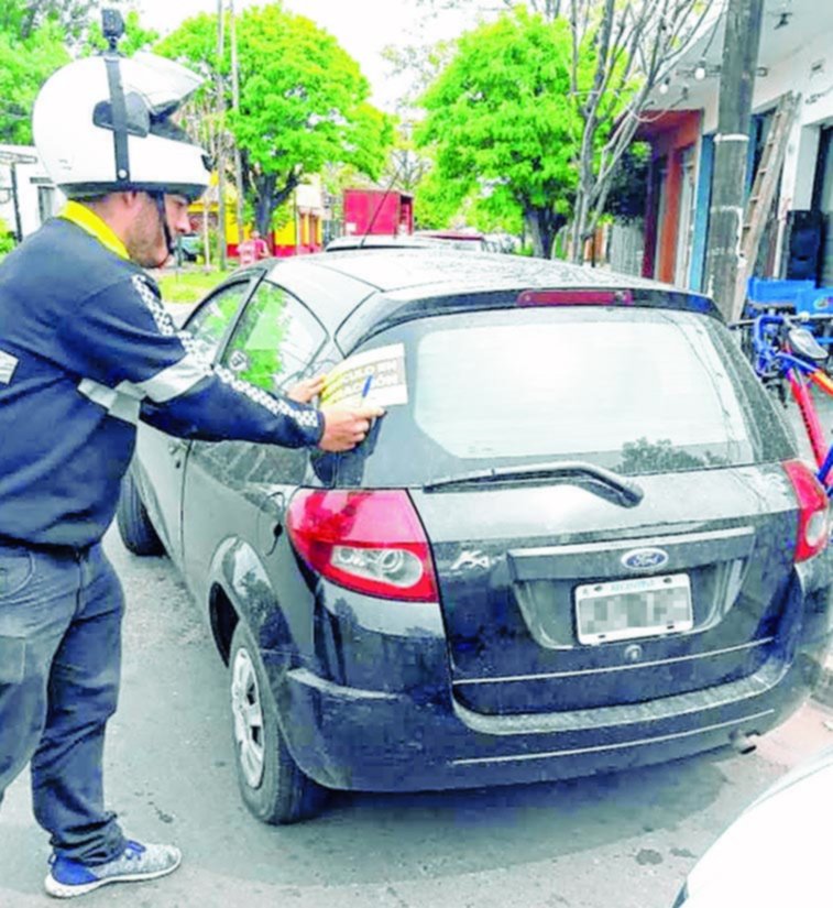 Vecinos escrachan a quienes estacionan mal y tapando rampas para los discapacitados