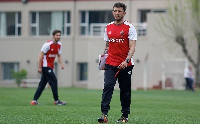 Más tranquilo, Benítez piensa en el equipo para ir a Banfield