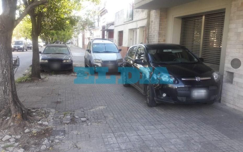 Los autos que "duermen" en las veredas, un problema sin solución