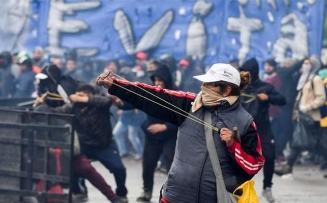 Cancelarán la residencia de los extranjeros detenidos en los incidentes cerca del Congreso