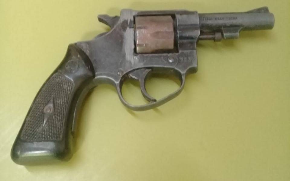 Se metió en una casa y amenazó a un menor con un revólver 22